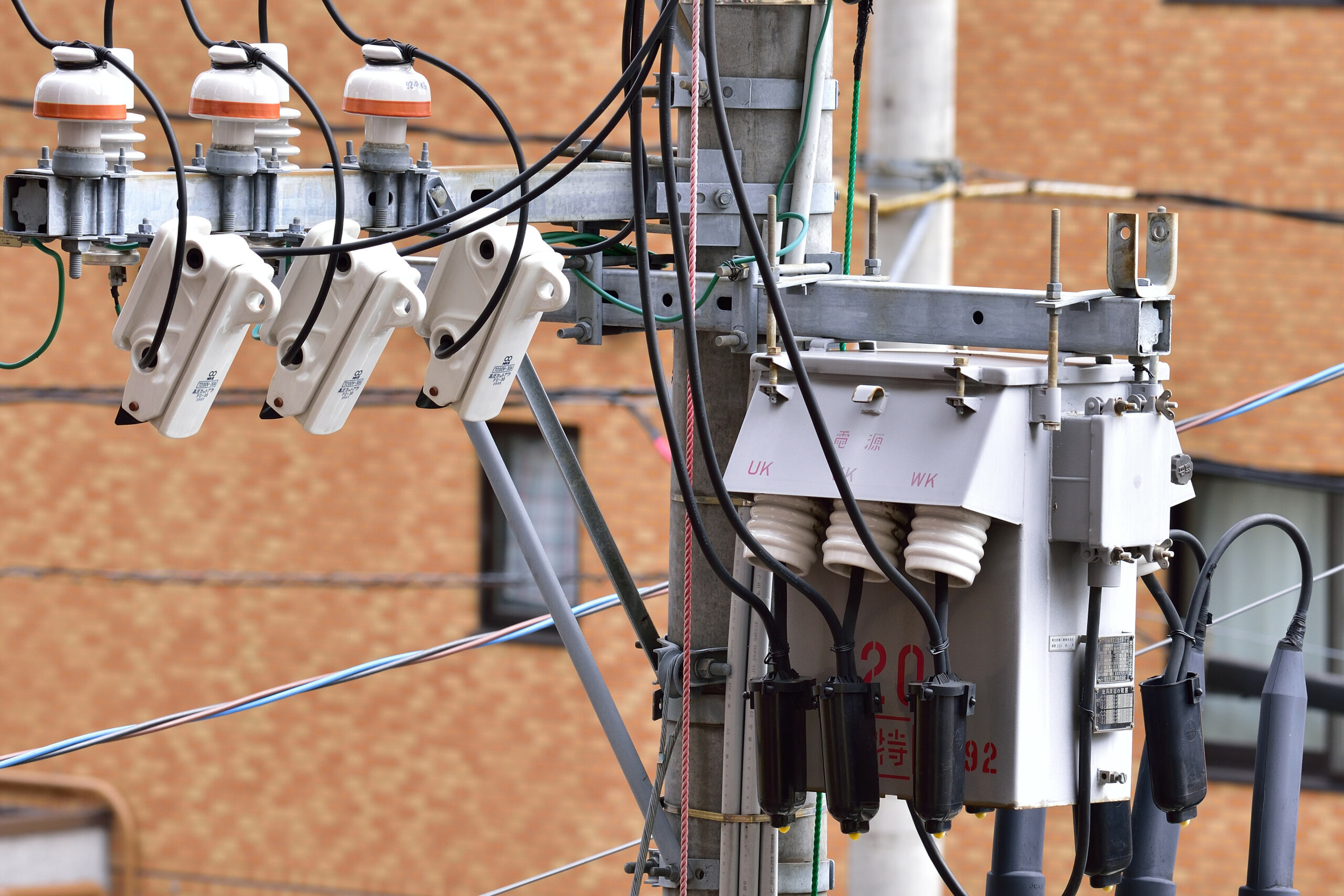 電気⼯事業